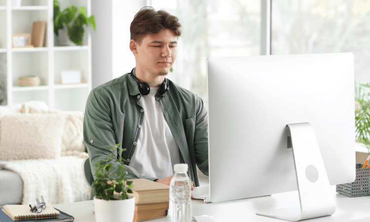 Esneca no Brasil: vantagens de estudar uma formação europeia on-line